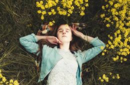 девушка лежит на траве